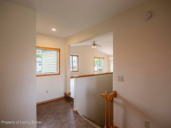 5th image of 658 4th Ave SE