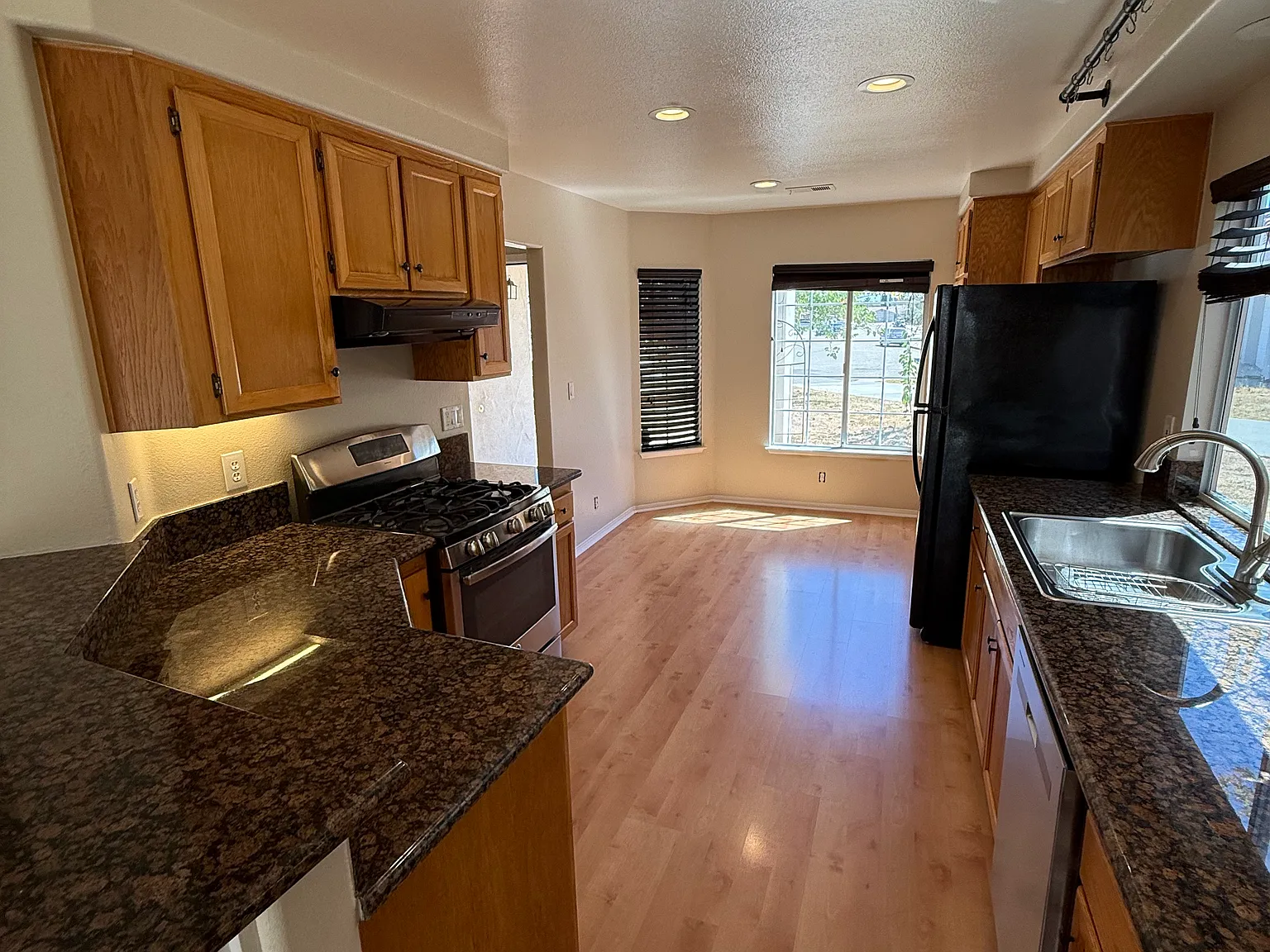 3 bed, 1400 sqft, $3,700 — Photo 4