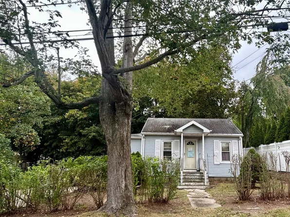 21 Newfoundland Avenue, Huntington, NY 11743
