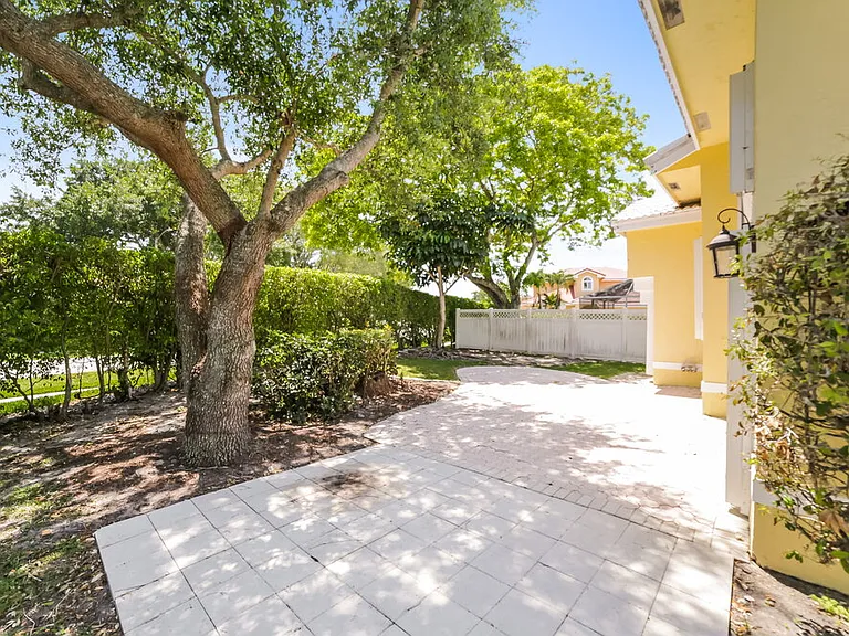 7770 Highlands Cir — Photo 16