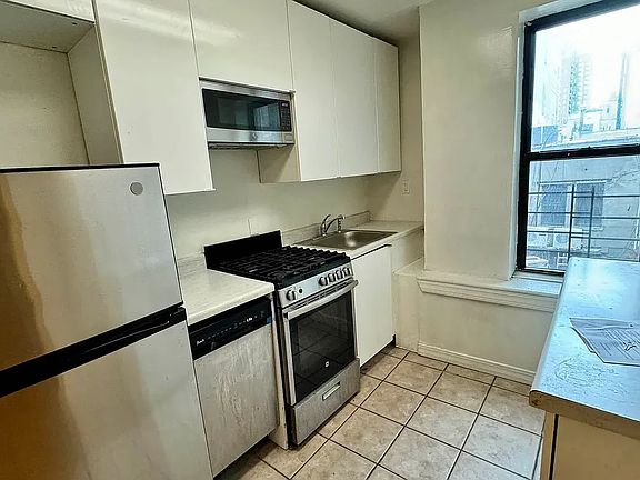 2nd image of 161 Stanton St #2