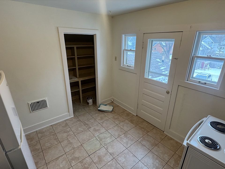 Kitchen with pantry, stove and fridge / freezer included