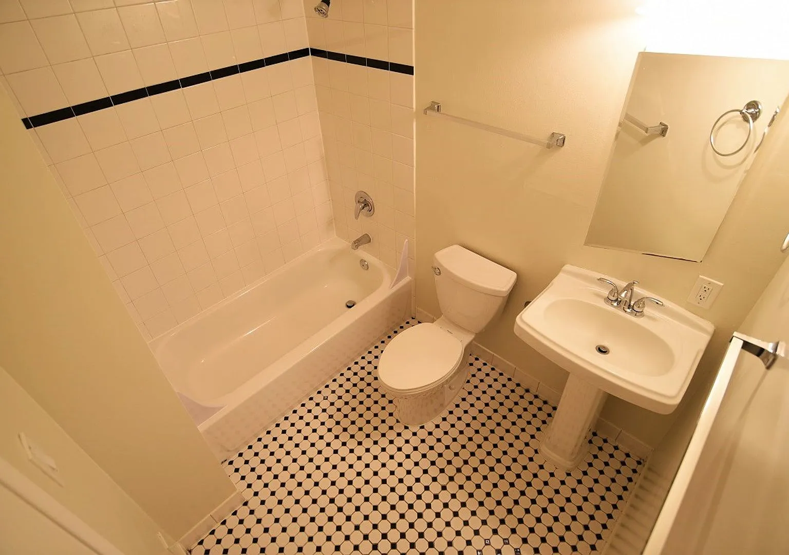 2p008 - Lake View East — Photo 4