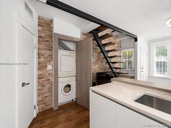 4th image of 739 2nd St APT 1