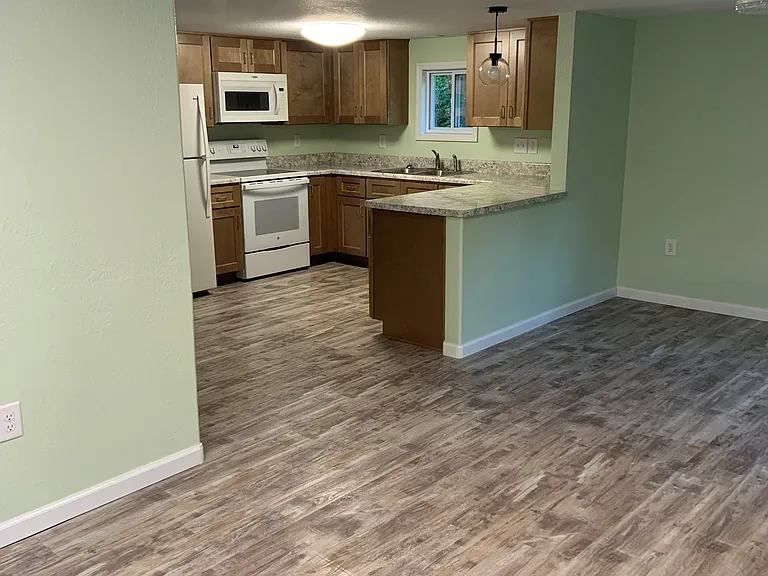 210 E Spring St — Photo 5