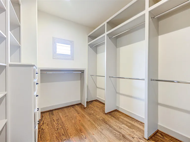 6302 Prague St — Photo 33