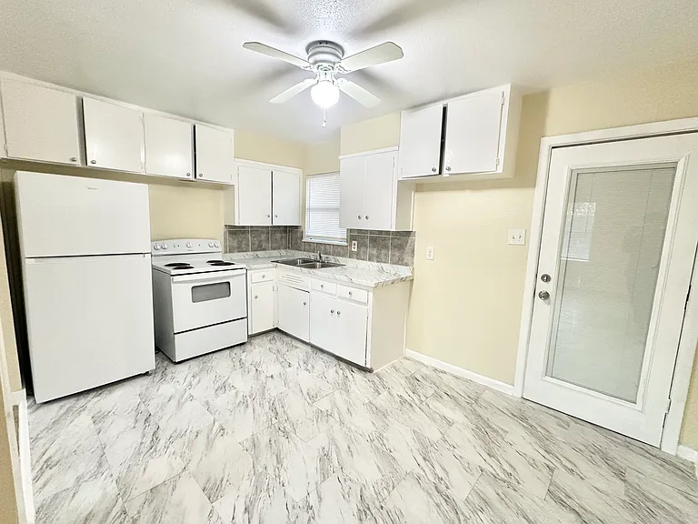 104 E Fowler Ave — Photo 12