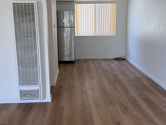 4th image of 11708 Menlo Ave
