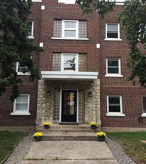 1731 Moodie St E #BACHELOR — Photo 3