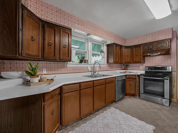 4th image of 376 Ballard Ave