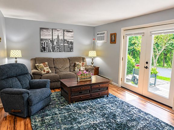 4th image of 136 Old Winthrop Road #2