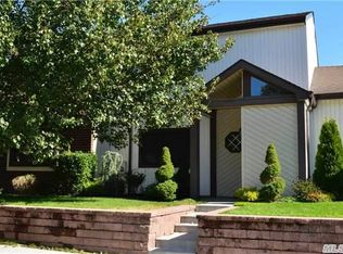 14 Woodmont Ct, Holtsville, NY 11742