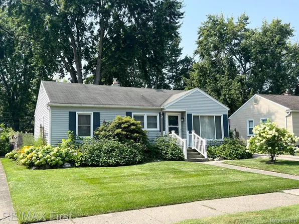 1549 Kingsley Rd, Mount Clemens, MI 48043