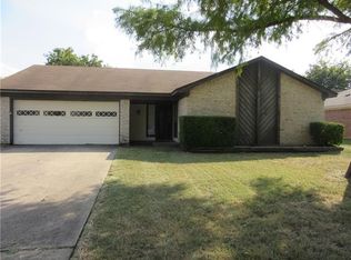 1820 Prince Dr, Benbrook, TX 76126