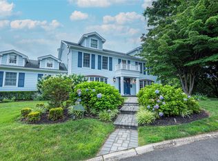 4 Grenfell Dr, Great Neck, NY 11020