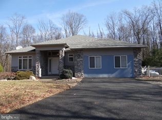 40 Nut Grove Rd, Pine Grove, PA 17963