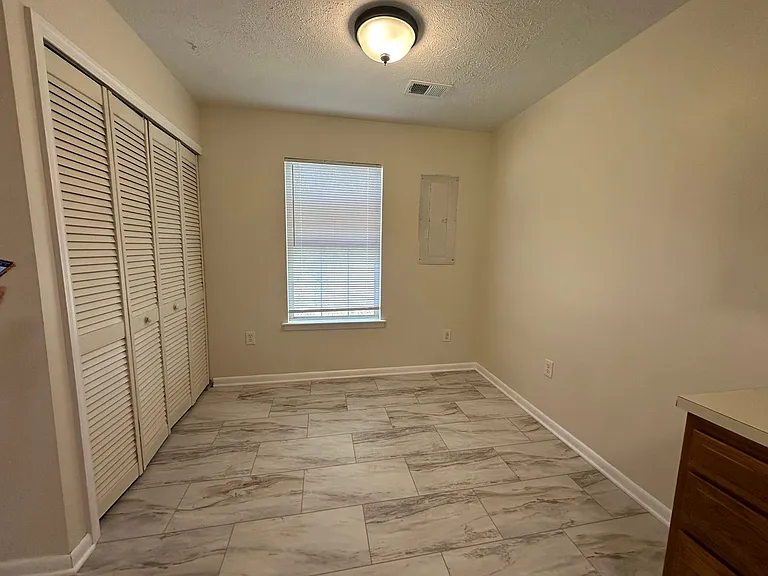 327 Georgetowne Ct — Photo 4