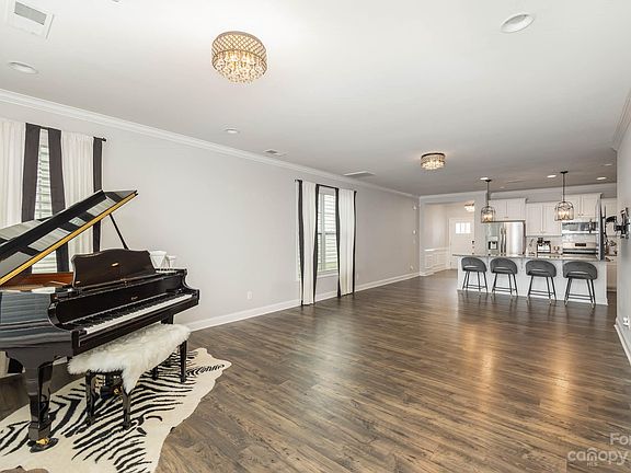 4th image of 6128 Artigas Dr