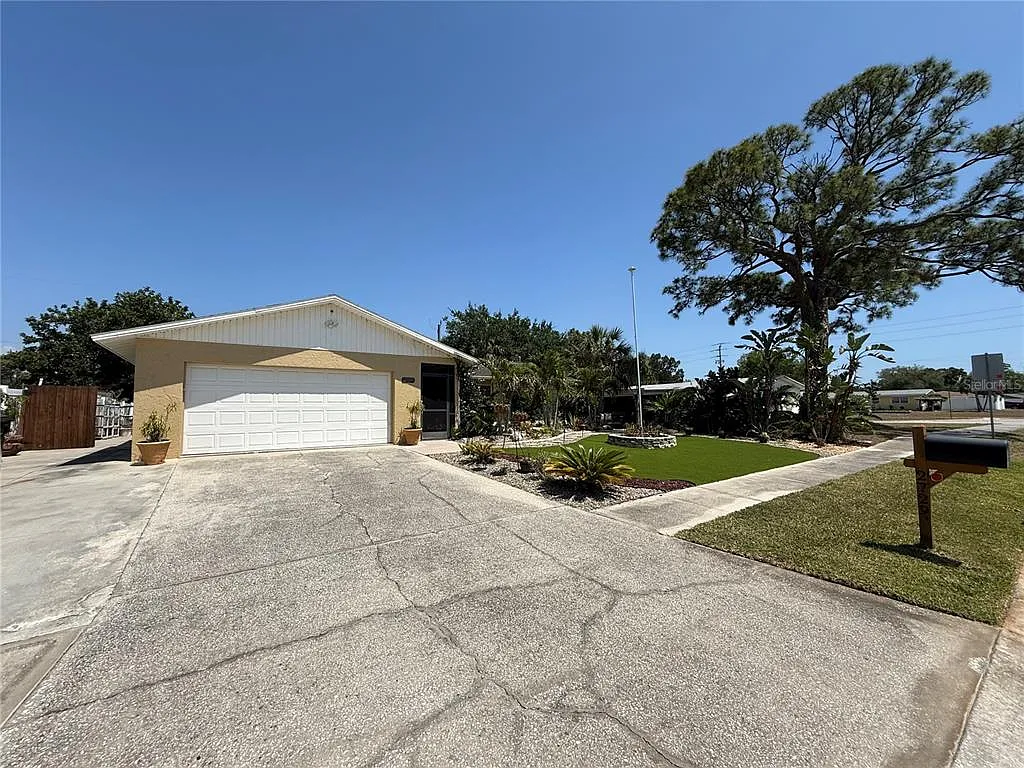 3 bed, 2.0 bath, 1484 sqft, $3,200 — Photo 2
