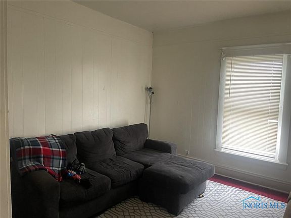 4th image of 647 Woodland Ave