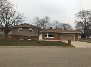 211 Kennedy St, Henry, IL 61537