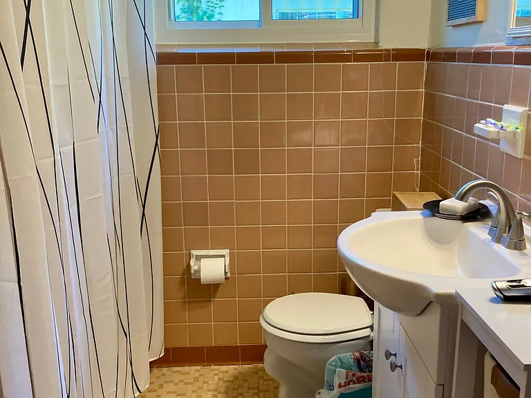 327 E Pershing St — Photo 10