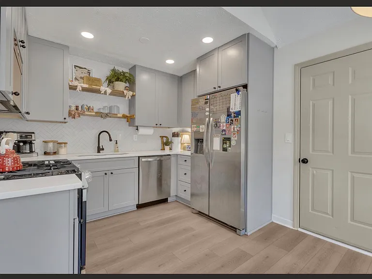 61 Brenda Ct — Photo 11