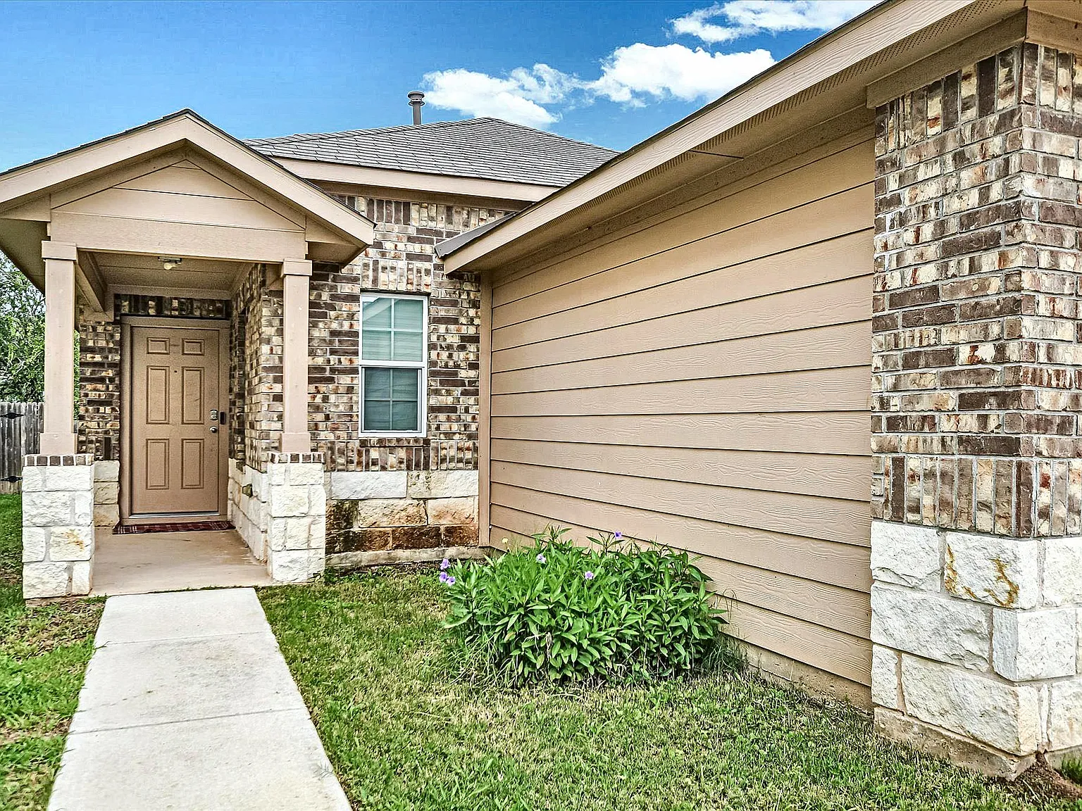 3 bed, 2.0 bath, 1521 sqft, $1,950 — Photo 3