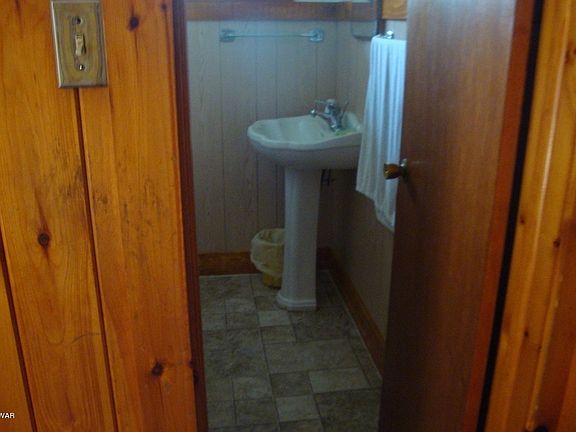 2nd image of 105 Lakeview Dr