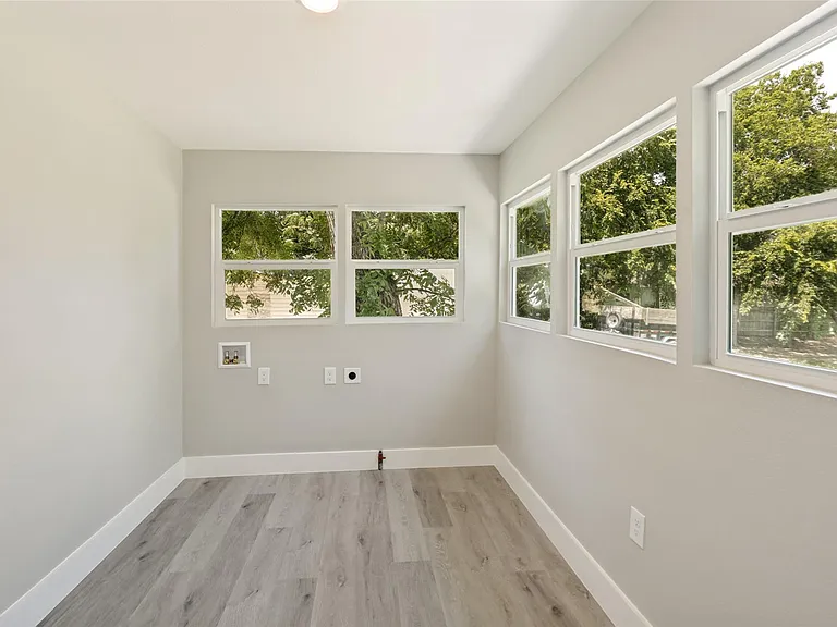 1159 San Bernard St — Photo 20