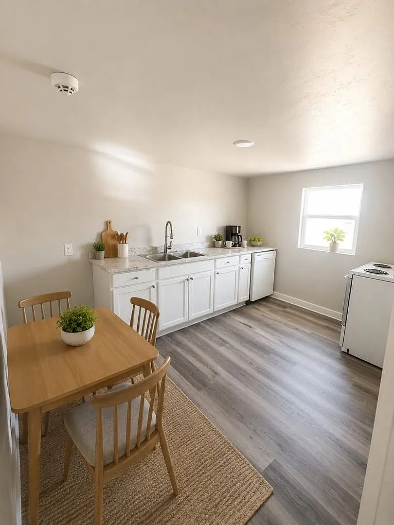 4517 1/2 S Shields Blvd Apt B (Upper Unit) — Photo 3