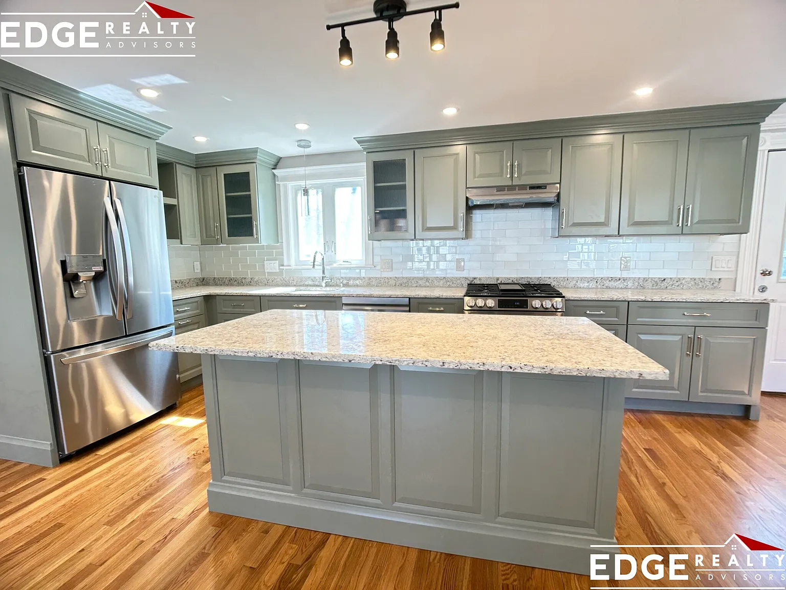 3 bed, 2500 sqft, $6,900 — Photo 2