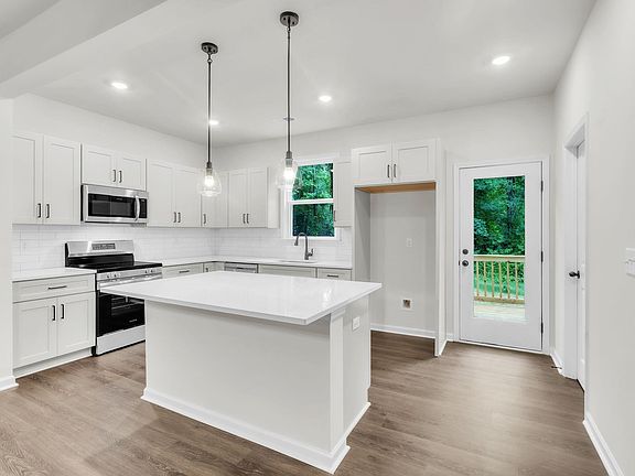 4th image of 302 Satterfield Dr