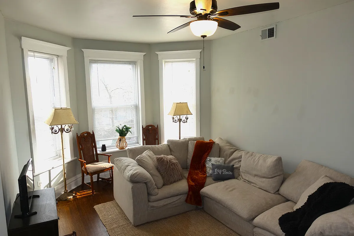 Building Photo - 3572 W Cortland St #2W