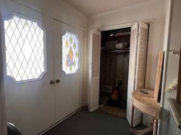 4th image of 306 N Macarthur Cir