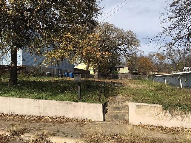 1st image of 2202 Rosewood Ave