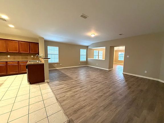 5th image of 2620 Leisure Ln