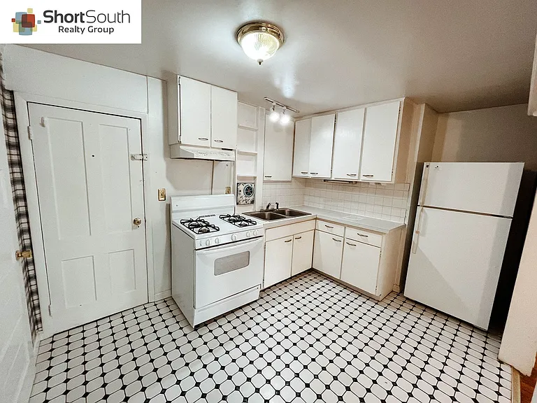 235 Lafayette Ave NE — Photo 5