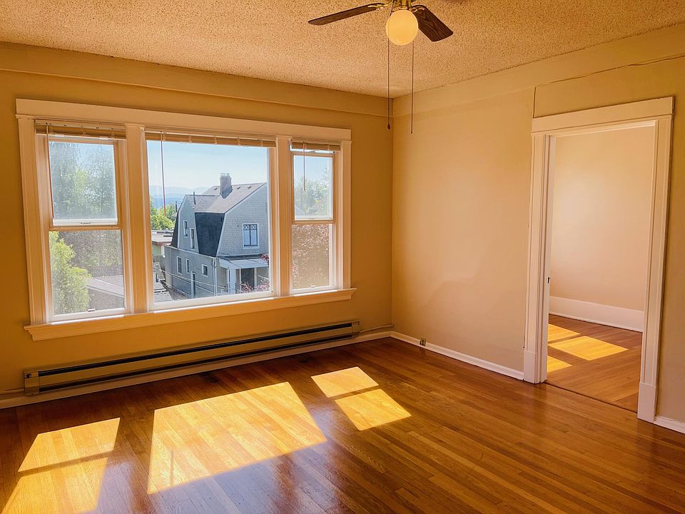Charming living room, connection to front bedroom