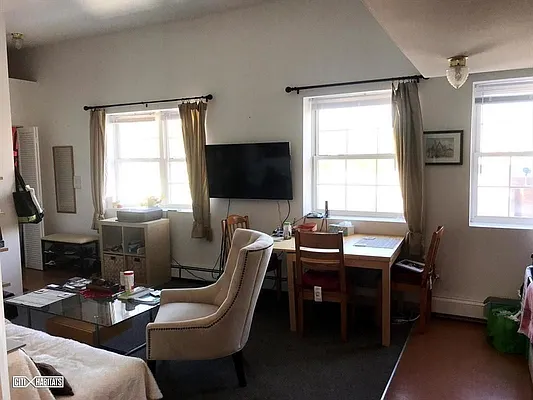 Rented by Voro, LLC | media 20