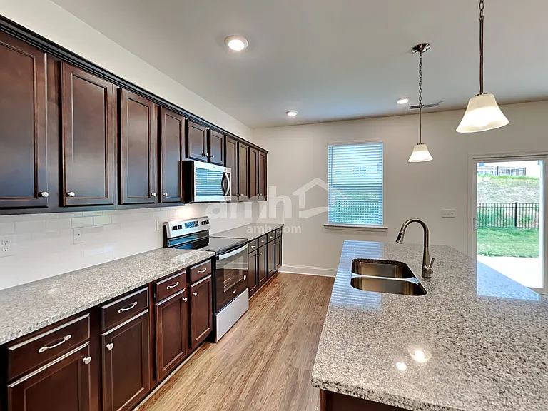 597 Slew Dr — Photo 3