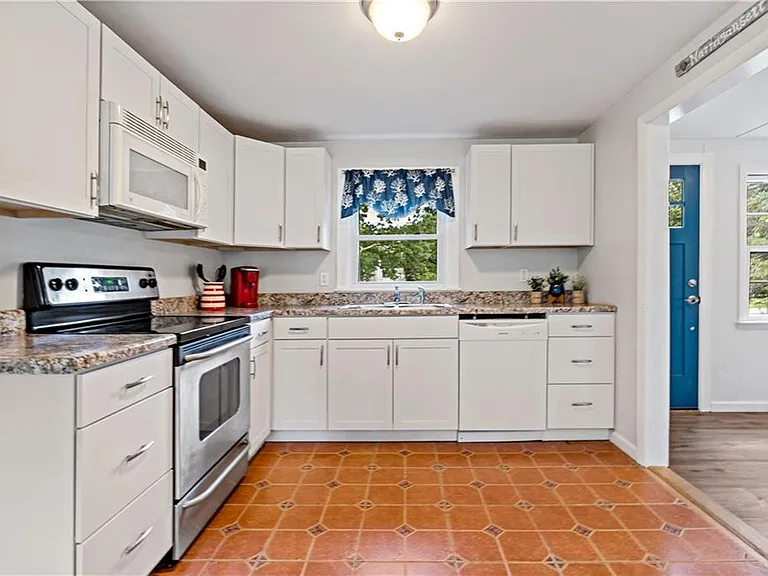76 S River Dr — Photo 4