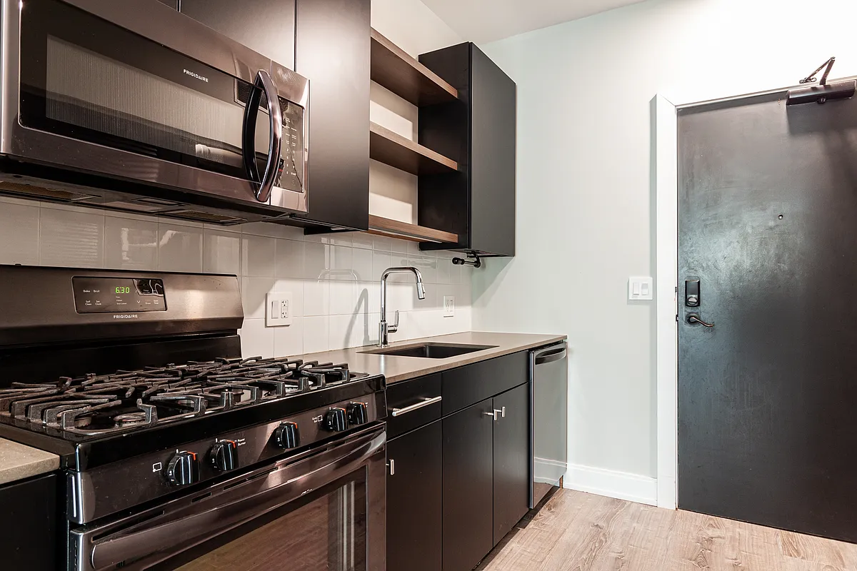 Building Photo - 943 W Belmont Ave #605