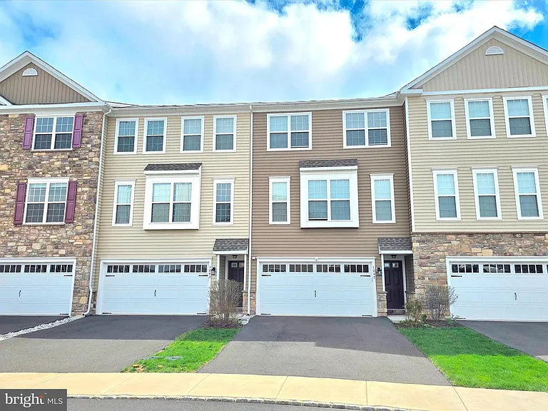 1045 Chapman Cir — Photo 1