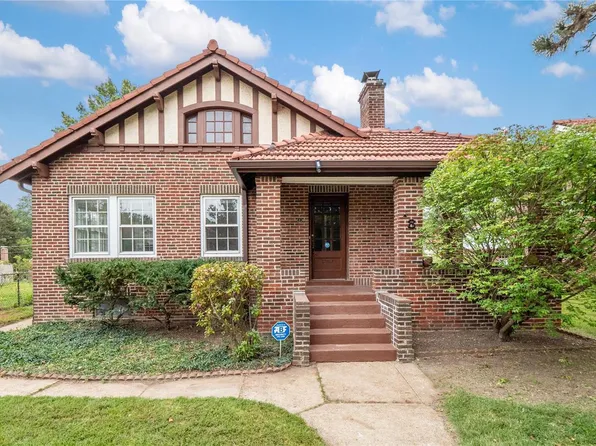 8 Sunset Ct, Saint Louis, MO 63121