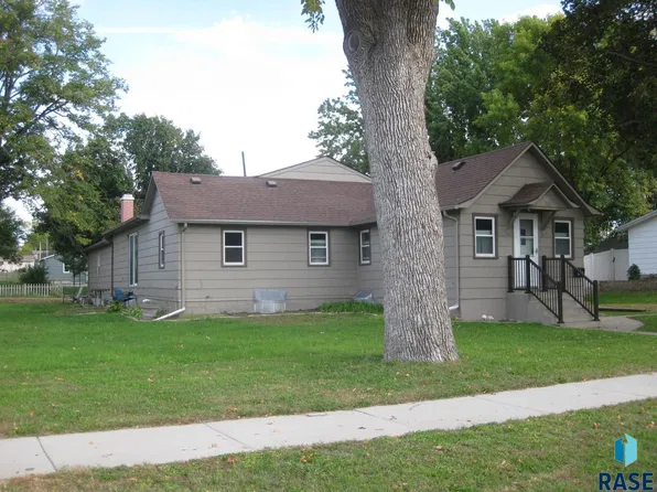 712 E 3rd St, Dell Rapids, SD 57022