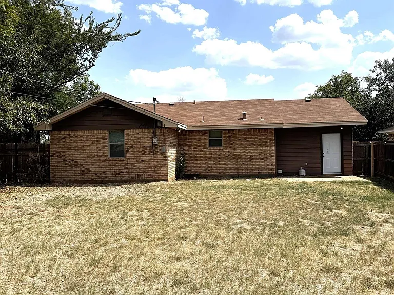 1402 Hunt St — Photo 10