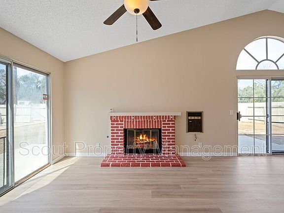 5th image of 301 Shady Glen Dr