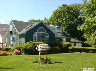397 Windsor Pl, Oceanside, NY 11572