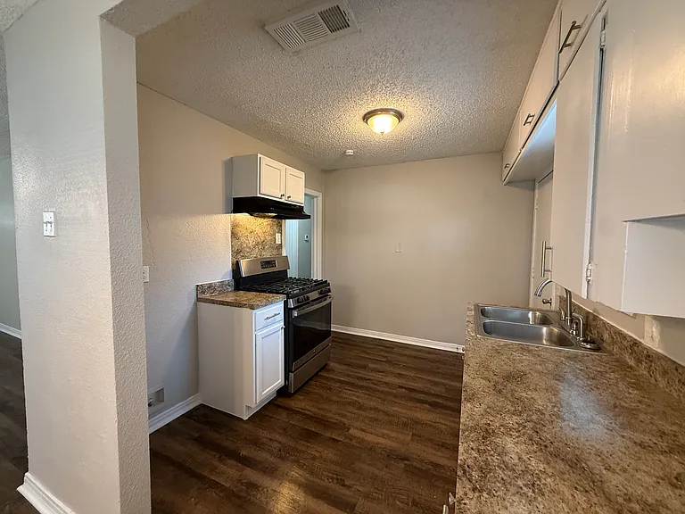 1912 Williams Dr — Photo 5